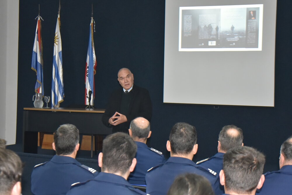 Conferencia a cargo del Capitán de Navío (Retirado) Fernando Vaccotti